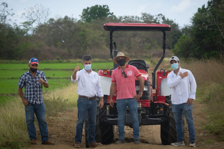 28_FOTO-AIRCO-Panama-Mahindra-tractor-ENTREGA